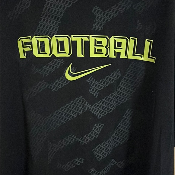 Nike Black Dri-Fit Football Boy’s T-Shirt Size XL Athletic Athleisure - Picture 2 of 7
